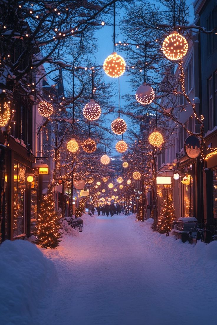 挂满灯笼的街头